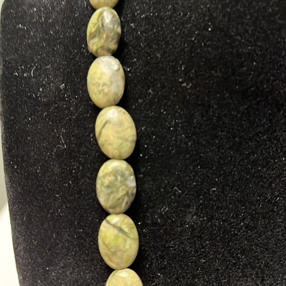 N64. Green and black stone necklace. - Picture 3 of 4